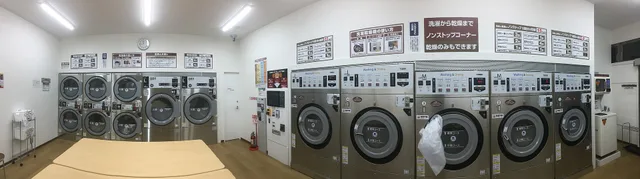 コインランドリーの店内の様子 (inside a laundromat in Tokyo area). How a laundromat finds customers for 2027