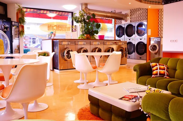 laundromat, drum roll, to wash, 70s, laundromat, laundromat, laundromat, laundromat, laundromat. What a laundromat hire must learn in the first weeks